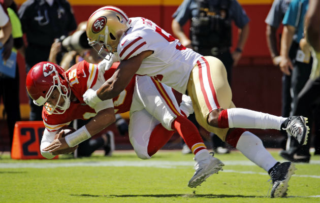 Patrick Mahomes de los Chiefs de Kansas City (izq.) es bloqueado por Malcolm Smith del San Francisco 49ers. Foto:AP