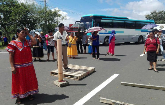 Los manifestantes de la comarca Ngäbe Buglé se mantienen en la vía en espera de una autoridad. @grupoelite507