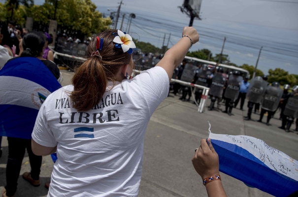 Los manifestantes vistieron de azul y blanco, soltaron globos o confetis con los mismos colores, bailaron el 