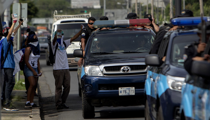 La policía nicaragüense vigila las protestas contra el presidente Daniel Ortega. FOTO/EFE