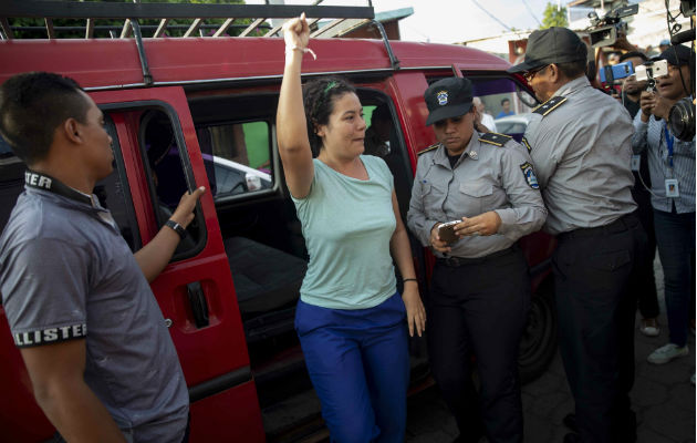 La presa política Adilia Peralta Cerratos (c) celebra luego de ser liberada. Foto: EFE