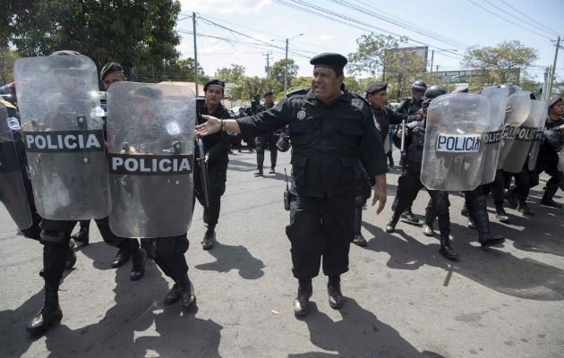 Algunas de las caravanas de policías se asentaron en intersecciones y otros puntos estratégicos.