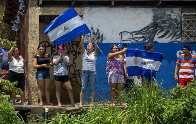 Un grupo de manifestantes, que se desprendió de la marcha, intentó burlar el cordón policial para seguir la marcha por el rumbo inicialmente previsto.