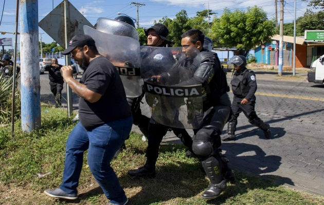 La Policía de Nicaragua allanó y se tomó por la fuerza el edificio donde funcionan las revistas digitales Confidencial y Niú, y los programas televisivos Esta Semana y Esta Noche.