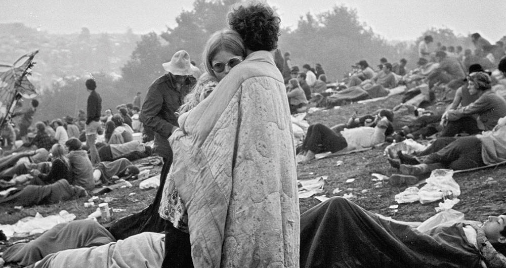  La foto de Nick y Bobbi, abrazados al amanecer, una de las imágenes más reproducidas del siglo XX. Representaba el sentir del movimiento hyppie: Paz y Amor. La pareja se casó y siguen juntos 50 años después del festival. Fotos: AP. y Facebook Bobbi Kelly.   