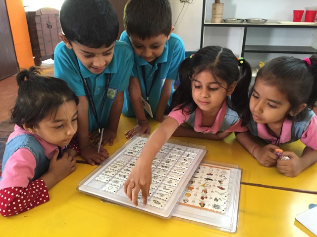 Niñas y niños trabajan con el abcdEnglish en una escuela de Gujarat India. La metodoogía les permite actuar en equipo y compartir experiencias y conocimientos al aprender jugando. Foto: Cortesía.