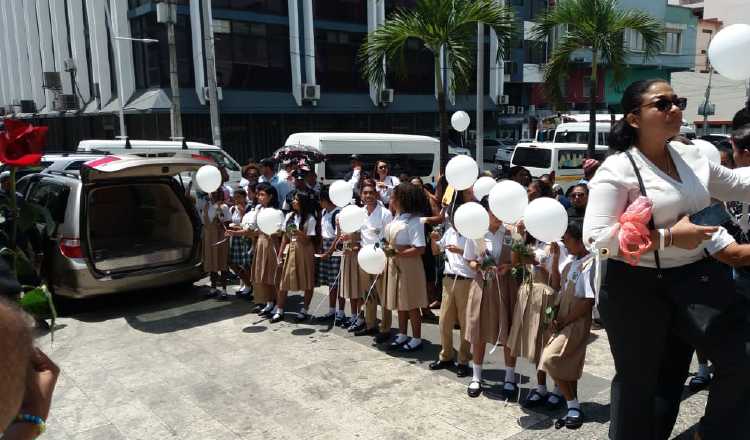 Estudiantes del centro educativo de Veracruz, en el que Norma Cerrud era directora, hicieron calle de honor a los cuerpos de las mujeres. Foto de Yai Urieta