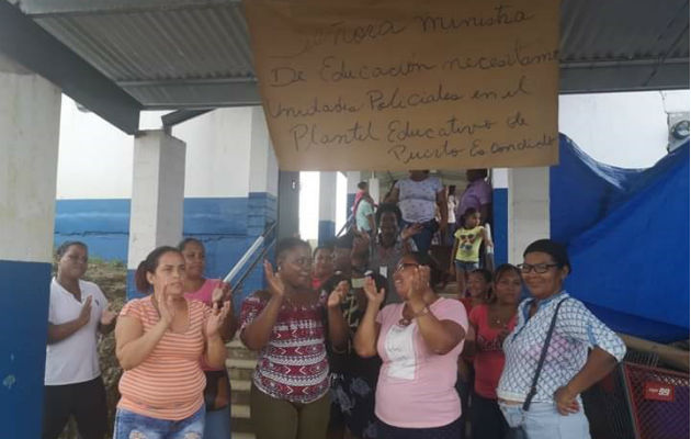 Padres de familia, en su mayoría mujeres, protestaron en los predios de la escuela República de Sudáfrica. Foto: Diómedes Sánchez S. 