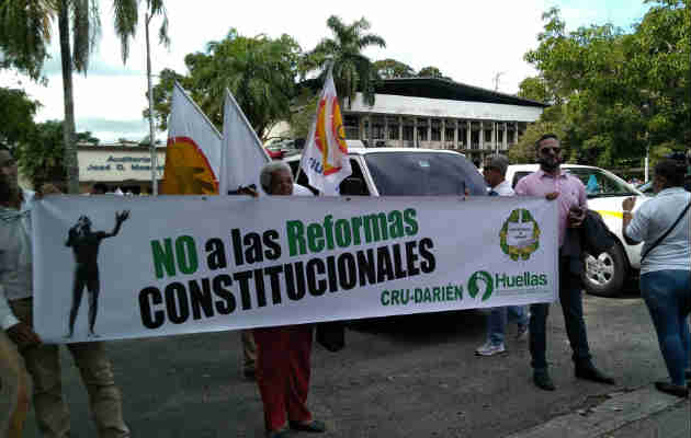 Rector, administrativos y estudiantes de la Universidad de Panamá protestan contra Reformas Constitucionales. Foto/Yai Urieta