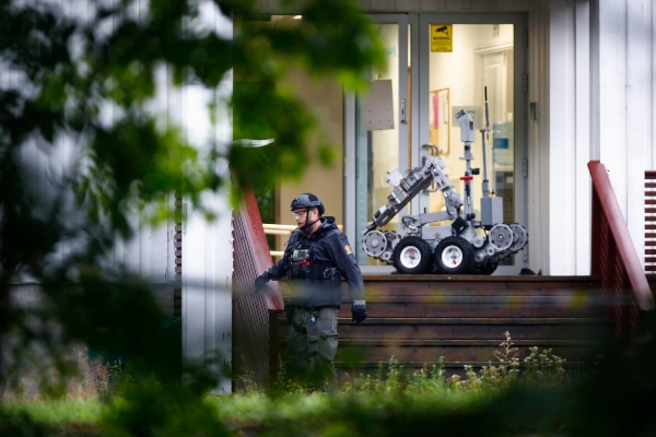 Un oficial de policía con un robot en el lugar de un tiroteo dentro de la mezquita del centro islámico al-Noor en Baerum, a las afueras de Oslo, Noruega. FOTO/AP