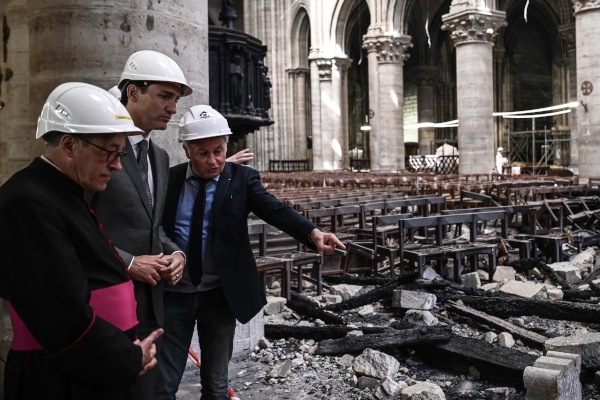 El primer ministro canadiense, Justin Trudeau (c), el rector de la Catedral de Notre Dame, Patrick Chauvet (i), y el arquitecto jefe de Notre Dame, Philippe Villeneuve (d), visitan la Catedral de Notre Dame en París. FOTO/EFE