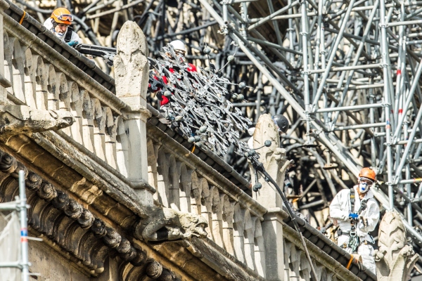 Vista de los trabajos de consolidación en la fachada de la Catedral de Notre Dame. FOTO/EFE