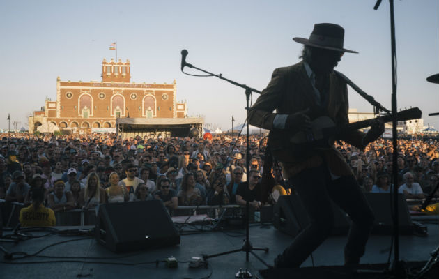 Asbury Park, Nueva Jersey, tuvo una buena escena musical en los 70. Donavon Frankenreiter tocando el mes pasado. Foto/ Ben Sklar para The New York Times.