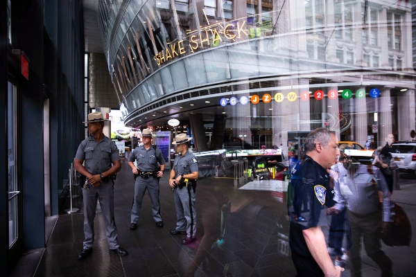 Dos artefactos provocaron una evacuación y el trastorno en los viajes en la hora pico en el metro de Nueva York. FOTO/AP