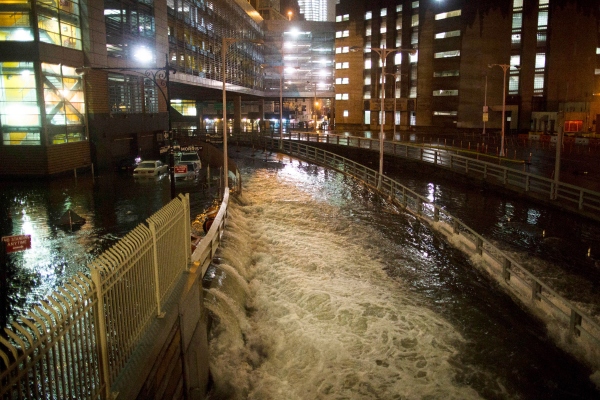El agua de mar inunda la entrada al Túnel de Brooklyn Battery durante la Supertormenta Sandy en Nueva York. FOTO/AP