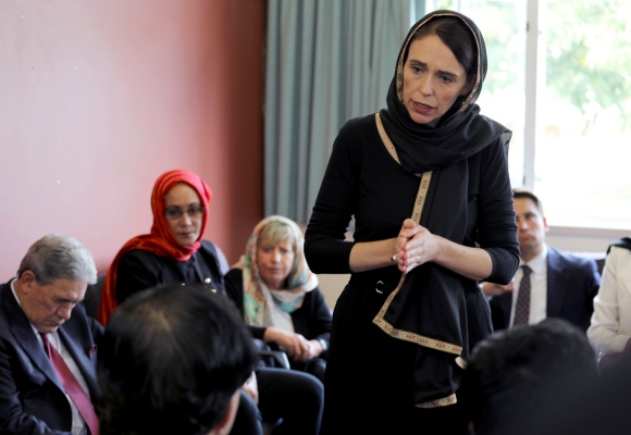  La primera ministra Jacinda Ardern habla a los representantes de la comunidad musulmana en el Centro de Refugiados de Canterbury en Christchurch. FOTO/AP
