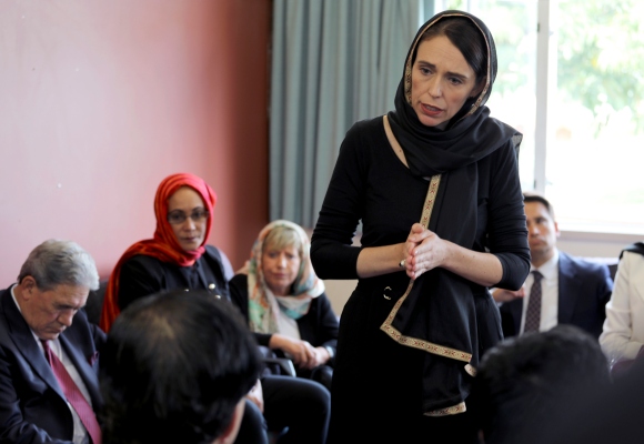 La primera ministra Jacinda Ardern habla a los representantes de la comunidad musulmana en el Centro de Refugiados de Canterbury en Christchurch. FOTO/AP