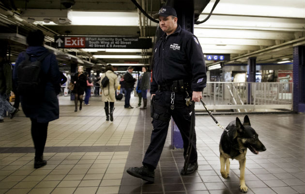 Más de 35,000 efectivos policiales vigilan las calles en Nueva York. Foto/EFE