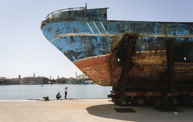 “Barca Nostra,” de Christoph Büchel, en la Bienal de Venecia 2019, que llevaba a migrantes que se ahogaron. (Gianni Cipriano para The New York Times)