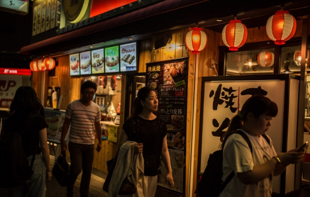 Kaori Shibuya (centro), tiene 42 años, pero no está casada. Abrió su propio café hace dos años y se mantiene. (Andrea DiCenzo para The New York Times)