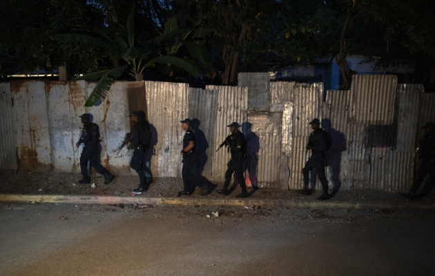 Policías, políticos y hasta pandilleros coinciden en que la violencia en Jamaica es causada por armas, muchas de Estados Unidos. Patrullando calles de Kingston. (Tyler Hicks/The New York Times)