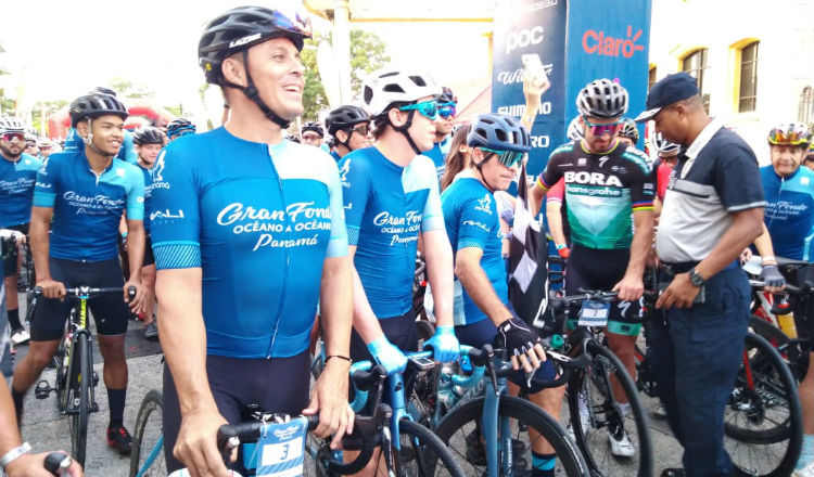 Ciclistas esperan el inicio del Gran Fondo Océano a Océano. 