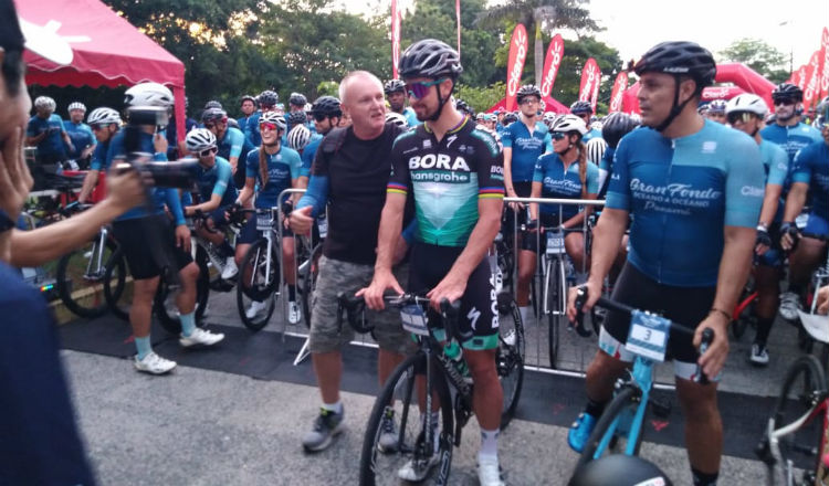 Peter Sagan toma la salida del Gran Fondo Océano a Océano.