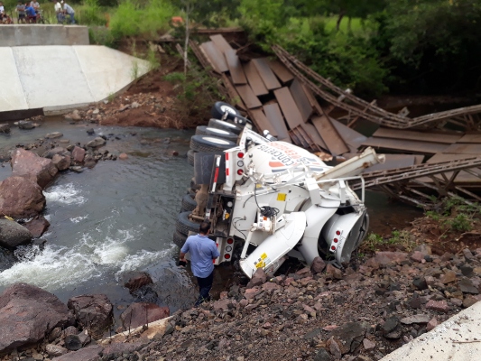 El puente sobre el rio Piedra se encontraba en uso como método de comunicación de forma temporal, en la via que se encuentra en construcción. Foto/Thays Dominguez