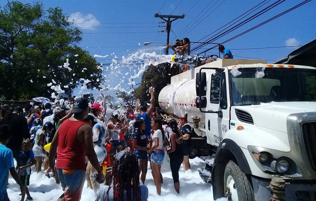 Los camiones cisternas para abastecerse de agua en el río El Ahogado en el corregimiento de Santa Rita, debido a la prohibición del Ministerio de Salud (Minsa) para el uso del río Trapichito. Foto/Eric Montenegro