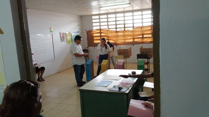 el candidato por el Partido Alianza, Eloy Chon, emte el voto en la escuela Pastorcitos de Fátima. Foto/Eric Montenegro