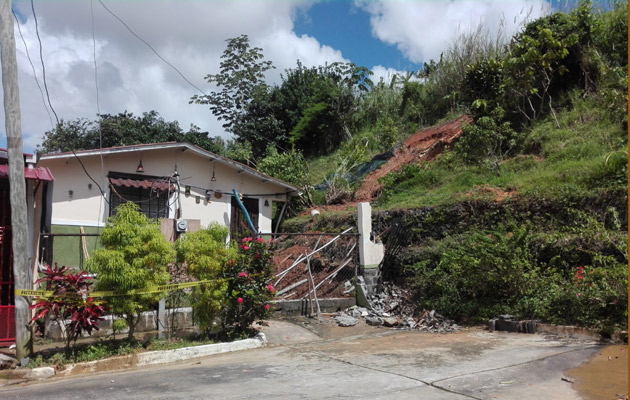 En abril del 2017 las familias de Altos de Cáceres, reportaron al Sinaproc deslizamientos de tierra en el cerro, aunque no se efectuó ningún tipo de inspección. Foto/Eric Montengro