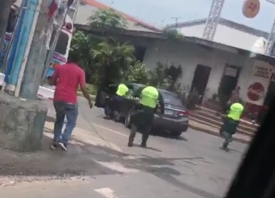 Miembros del tránsito tratan de alcanzar a la conductora que se dio a la fuga durante un operativo. 