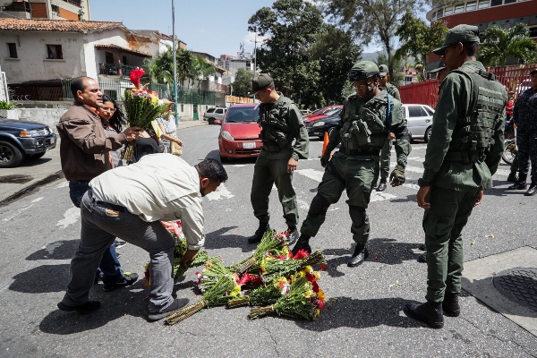 Colocan ofrendas florales en honor al capitán Rafael Acosta Arévalo. FOTO/EFE