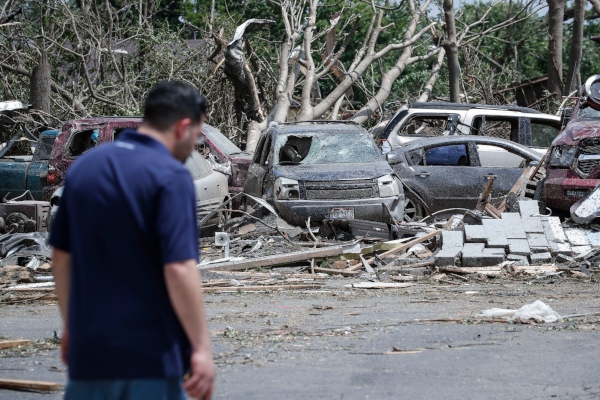  Una línea de fuego rápido de aparentes tornados atravesó Indiana y Ohio de la noche a la mañana, tan cerca que uno cruzó el camino tallado por otro. Al menos media docena de comunidades del este de Indiana a través del centro de Ohio sufrieron daños, según el Servicio Meteorológico Nacional. FOTO/AP