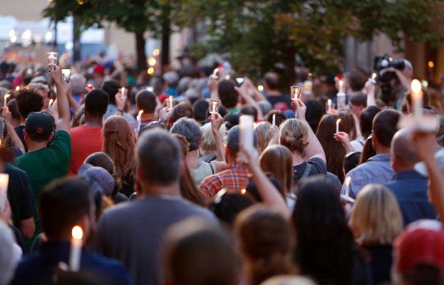 La gente llena las calles durante una vigilia después de un tiroteo en el distrito de Dayton, Ohio, EE. UU. FOTO/AP