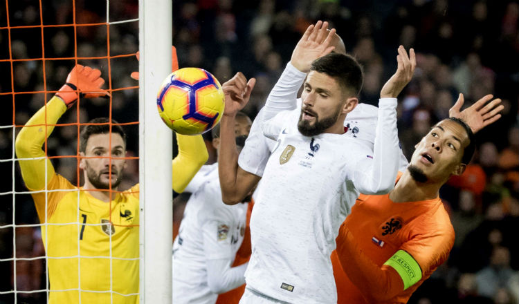 Olivier Giroud en el partido entre Francia y Holanda. Foto EFE