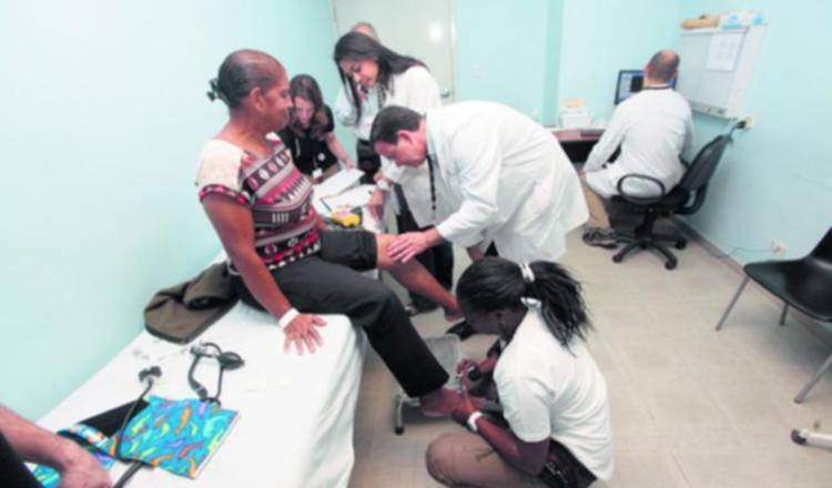 Los pacientes son evaluados, previamente. Foto de Archivo