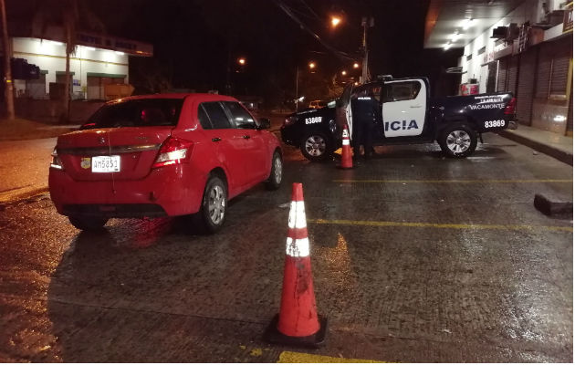 Los empleados de la gasolinera informaron a la Policía Nacional (PN) que los delincuentes viajaban en un auto sedán, color rojo; el cual fue ubicado posteriormente durante un operativo policial.