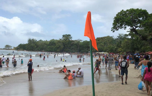 Unos 500 guardavidas fueron ubicados en 41 playas y cinco ríos en todo el país. Foto/Cortesía