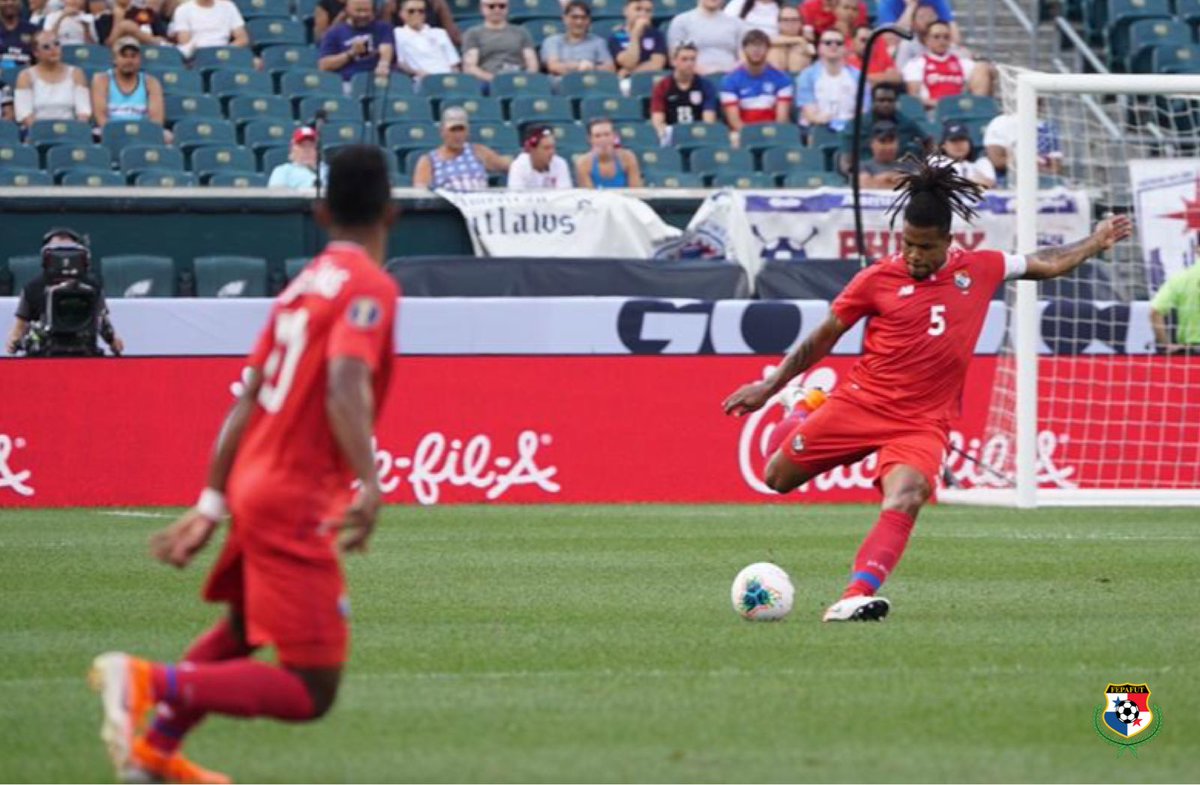 Román Torres despeja el balón. Foto: @Fepafut