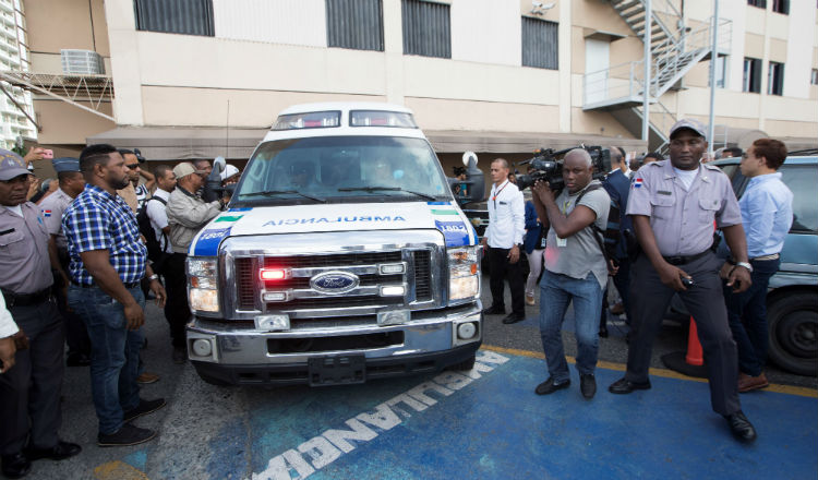 Ambulancia que transporta a David Ortiz al aeropuerto para ser trasladado a Boston. Foto:EFE