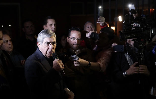 Oscar Arias, de 78 años, ha estado envuelto este año en dos denuncias penales de mujeres que aseguran haber sido víctimas de delitos sexuales que van desde hostigamiento sexual hasta violación.