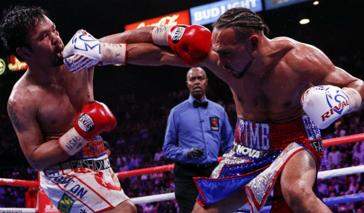 Manny Pacquiao (izq.) intercambia golpes con Keith Thurman. Foto:AP