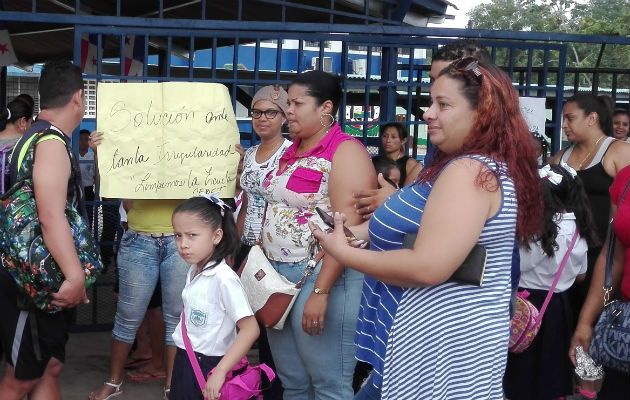 Los padres de familia de la escuela Bilingüe El Tecal ubicada en Arraiján  exigían la presencia de la ministra de Educación.
