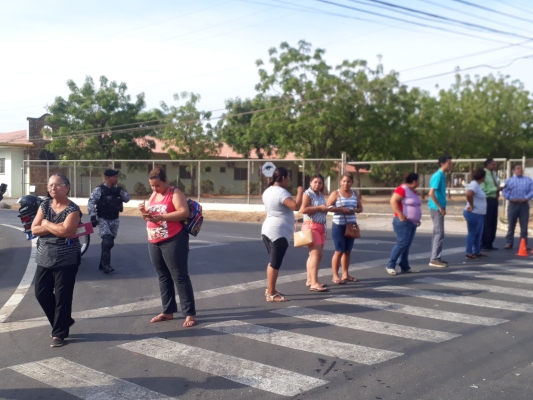 Los padres de familia bloquearon por espacio de una hora todos los accesos alrededor de la escuela, impidiendo el paso de los vehículos, para exigir la presencia de las cuadrillas del IDAAN a solucionar el problema. Foto/Thays Domínguez