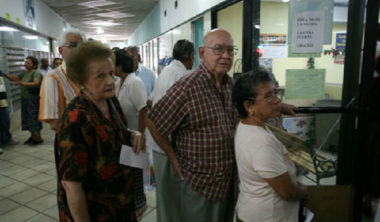 Los trabajadores están preocupados por el futuro de sus jubilaciones. Foto de archivo