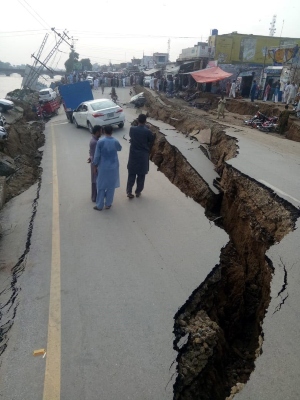 Carretera dañada causada después de un terremoto de magnitud 5,8 con epicentro en Mirpur, FOTO/AP