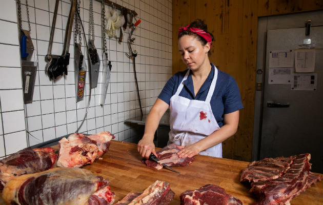 Janice Schindler, de 28 años, se convirtió en carnicera tras llevar un estilo de vida libre de animales en la prepa. Foto: Benjamin Norman para The New York Times.