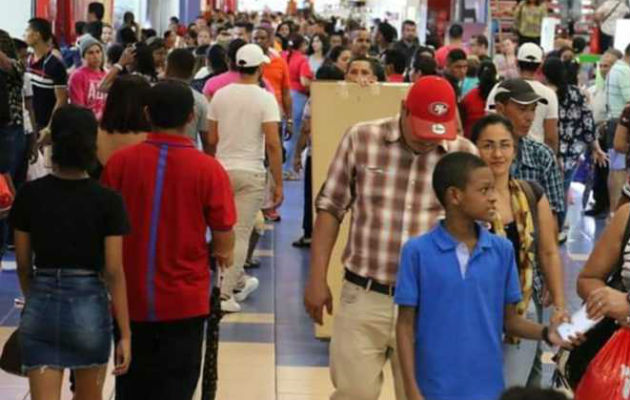 Algunos consumidores aprovechan ofertas del Panamá Black Weekend y adelantan las compras de Navidad.  Foto: ATP