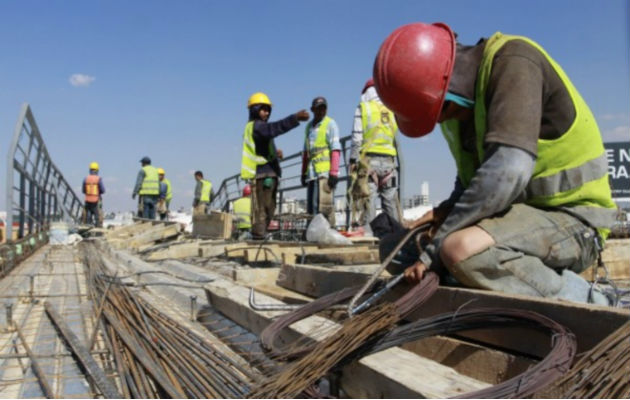 En Panamá las mujeres trabajan 53,9 horas y reciben pago por 23,3; mientras que los hombres trabajan en promedio 53,9 horas por semana y de ellas son remuneradas 41,7.